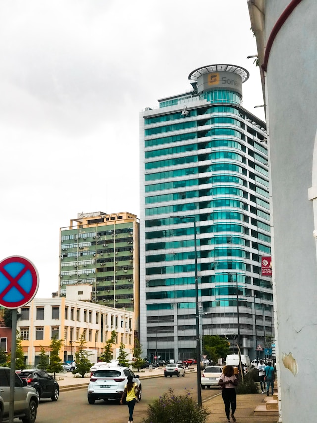 um edifício azul alto sentado ao lado de um edifício branco alto