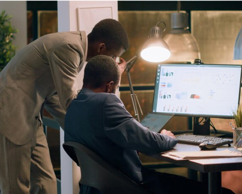 Homens em frente de um computador